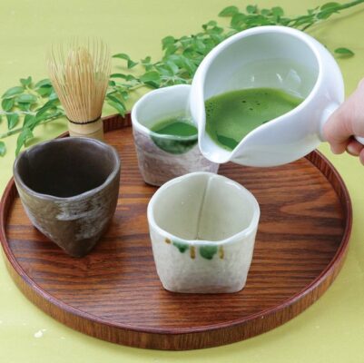 Mino ware Minoyaki Easy Matcha Teapot Pouring Matcha Being Poured into a cUP (1)
