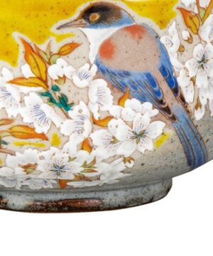 Kutani Ware Hand-painted bluebird and Cherry blossom Matcha Bowl Base Closeup